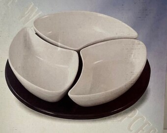 Brandneue Vintage weiße Keramik-Servierplatte | Keramik Servierplatten-Trio auf Holzbrettchen
