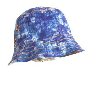 Reversible Bucket Hat, Summer Hat lined with Hawaiian vintage fabric. Unique stitching details. SIZE  S.