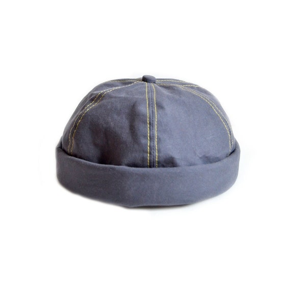 Casquette grise grise en cuir ciré britannique, surpiqûres jaunes, faux bord retroussable et fermeture velcro. Entièrement doublé. Taille M (env. 58,0 cm)