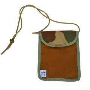 Nylon Camouflage / Dry British Oilskin Brustbeutel - Groß und flach.  Nylon / Oilskin Materialmix.  Längenverstellbare Kordel, 4 Fächer.