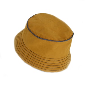 A mustard coloured classic Bucket Hat w/contrasting brim stitching, piping. Water-repellent dry British oilskin fabric. Fully lined. Size M
