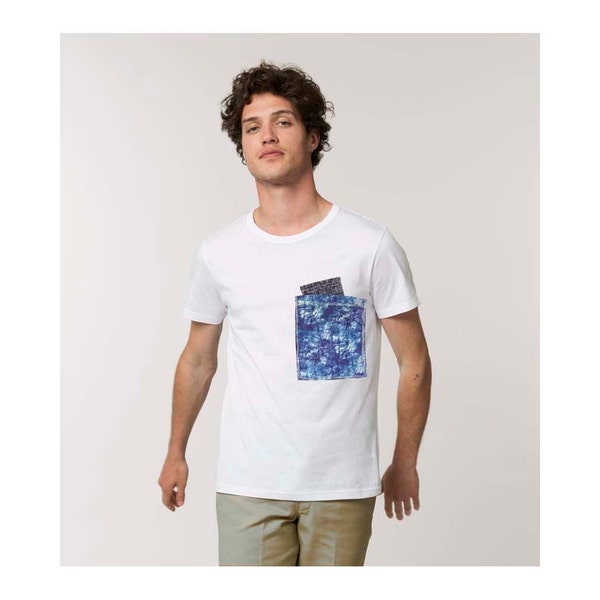 Leichtes Sommer Tee aus softer Bio-Baumwolle. Gepimpt mit 2 aufgesteppten Taschen aus unterschiedlichen Batikprints. Size M.