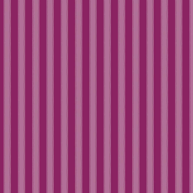 Op de afbeelding: Een herhalend patroon van verticale strepen met afwisselende banen in diep magenta en lichter mauve. Het ontwerp bestaat uit brede, effen gekleurde strepen gescheiden door dunnere, lichtere lijnen, wat zorgt voor een consistente, uniforme textuur.