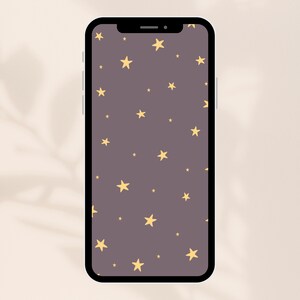 Puede incluir: Un smartphone muestra un fondo de pantalla con un diseño de estrellas amarillas sobre un fondo morado oscuro. El teléfono tiene un marco negro. El diseño tiene un tema celestial.