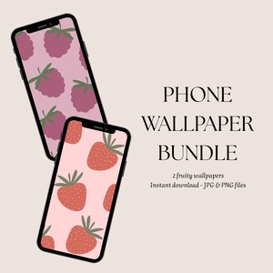以下が含まれることがあります： フルーツをテーマにしたデジタル壁紙を表示する2台のスマートフォン。片方の画面には薄いピンクの背景に紫色のラズベリーのパターン、もう片方には淡いピンクの背景に赤いイチゴのパターンが表示されています。テキストにはPHONE WALLPAPER BUNDLEと書かれています。