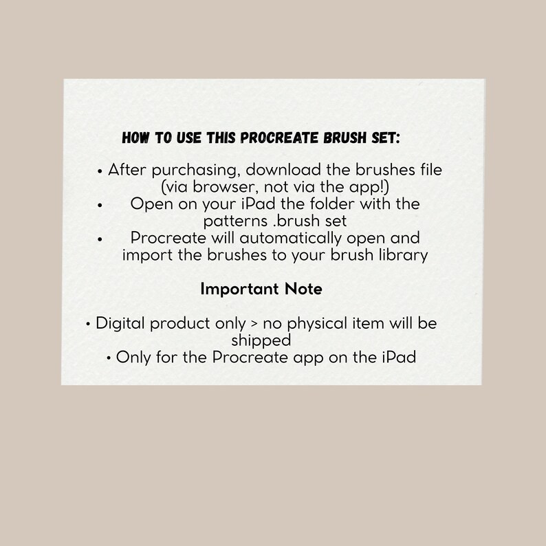 Op de afbeelding: Een witte informatiekaart met zwarte tekst getiteld HOW TO USE THIS PROCREATE BRUSH SET. Het bevat instructies voor het downloaden en importeren van digitale penselen in de Procreate-app op een iPad, alleen een digitaal product.