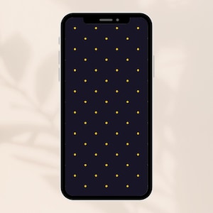 Op de afbeelding: Een smartphone toont een donkerblauwe achtergrond met een herhalend patroon van kleine, gele sterren. De telefoon heeft een zwarte rand en een inkeping aan de bovenkant. Het scherm is het middelpunt en toont het sterrenontwerp.