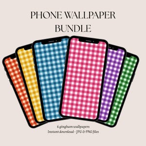 Op de afbeelding: Een bundel telefoonachtergronden met zes smartphone-displays in een waaiervorm. Elk scherm toont een ander gingham-ruitpatroon in rood, geel, blauw, roze, paars en groen. De tekst op de afbeelding luidt PHONE WALLPAPER BUNDLE.