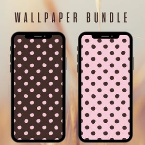 Op de afbeelding: Twee smartphones met polka dot wallpaper ontwerpen. Eén telefoon heeft een bruine achtergrond met roze stippen, de andere een roze achtergrond met bruine stippen. De tekst "WALLPAPER BUNDLE" staat bovenaan.