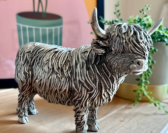 Highland Cow  resin ornament in silver  / giftboxed / 19 cm long / SALE