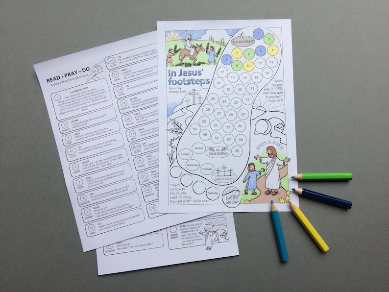 K&ouml;nnte beinhalten: Ein druckbares Aktivit&auml;tsblatt f&uuml;r die Fastenzeit und Ostern. Das Blatt zeigt eine farbenfrohe Illustration von Jesu Reise durch die Fastenzeit, mit einem Weg, der zum Ostersonntag f&uuml;hrt. Das Blatt enth&auml;lt einen Kalender mit den Daten f&uuml;r jeden Tag der Fastenzeit sowie Aktivit&auml;ten, die an jedem Tag durchgef&uuml;hrt werden k&ouml;nnen. Das Blatt enth&auml;lt auch ein Gebet f&uuml;r jeden Tag der Fastenzeit.