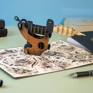 Pop Up Karte Tattoomaschine - 3D Geburtstagskarte für Männer, Freund, Frauen und Freundin, Tattoo Geldgeschenk, Tattoogutschein Verpackung