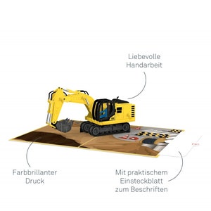 Op de afbeelding: Een gele graafmachine pop-up kaart met een bruine achtergrond. De kaart heeft de tekst "Liebevolle Handarbeit" en "Mit praktischem Einsteckblatt zum Beschriften" erop. De kaart is een 3D pop-up kaart.