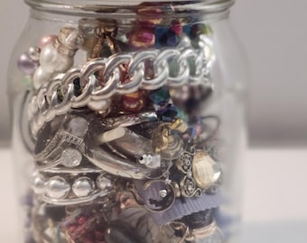 Il barattolo di gioielli a sorpresa contiene orecchini (tutti con coppie abbinate), anelli e bracciali.