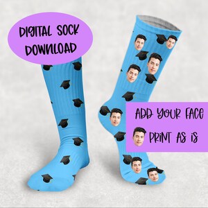 Puede incluir: Un par de calcetines azules con un patrón de gorro de graduación y cara. El texto "Añade tu cara o imprime tal cual" está sobre un fondo morado.