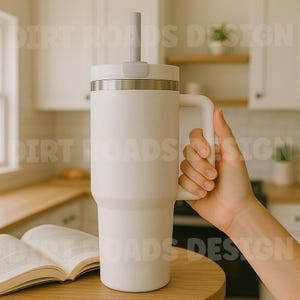 113 cl tumbler med handtag, tumblermodell, din design här, törstsläckarmockup, sublimeringsmockup för tumbler, handhållande tumbler