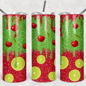 Puede incluir: Tres vasos de acero inoxidable con fondo de purpurina roja y un diseño de goteo de purpurina verde. El diseño presenta cerezas y rodajas de lima.