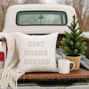 Mockup av jullastbilskudde, tall, filt på lastbilsflak, din design här, mockup av lastbilsflak, dra och släpp, vinterbaklucka