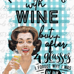 Può includere: Un'illustrazione in stile retrò di una donna con un bicchiere di vino. Il testo recita "Ho provato a cucinare con il vino, ma dopo 4 bicchieri ho dimenticato perché ero in cucina."