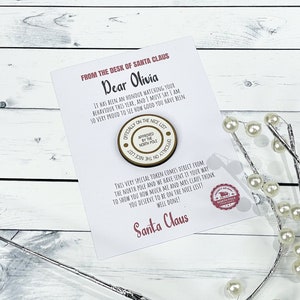Peut inclure: Une carte blanche avec un sceau rouge et or qui dit "Officially on the Nice List!" La carte indique "From the desk of Santa Claus" et "Cher Olivia, Ce fut un honneur de regarder ton comportement cette année, et je dois dire que je suis très fier de voir à quel point tu as été bien. Ce jeton très spécial vient directement du pôle Nord et nous te l'avons envoyé pour te montrer à quel point moi et Mme Claus pensons que tu mérites d'être sur la liste des gentils ! Bravo ! Père Noël".