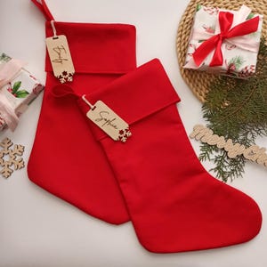 Personalisierter Weihnachtsstrumpf, roter Filzstrumpf, Weihnachtsdekoration für den Kamin, Familienweihnachtsstrumpf, Kinderweihnachtsstrumpf