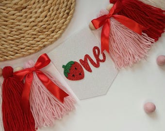 Banner de trona de fresa, UN cumpleaños de bayas, guirnalda de fresas, decoraciones de fiesta de fresas, dulces de bayas, banner de lazo rojo