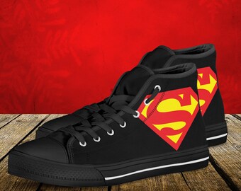 Superman von Hand bemalt Converse Schuhe, niedrige Tops, handgefertigte Schuhe, Superhelden Logo, DC Helden, DC Comics Schuhe Superman von Hand bemalt Converse Schuhe, niedrige Tops, handgefertigte Schuhe, Superhelden Logo, DC Helden, DC Comics Schuhe