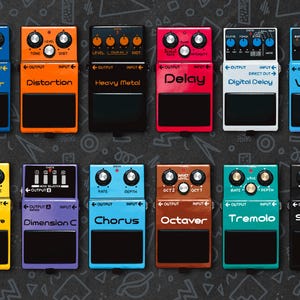 Könnte beinhalten: Eine Ansammlung von zwölf farbenfrohen Gitarreneffektpedalen, jedes mit einem einzigartigen Design und Namen wie "Blues Driver" und "Distortion". Die Pedale verfügen über Knöpfe, Ein-/Ausgangsbuchsen und verschiedene Steuerungseinstellungen für Musiker.