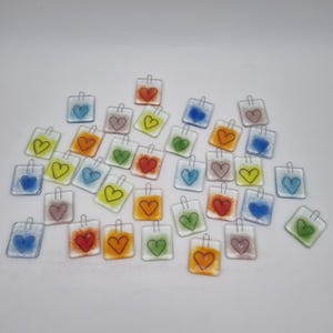 Lichtfänger, Fensterdekoration aus Glas mit Herzmotiv, Kleines Geschenk, Valentinsgeschenk, Glasanhänger für Grußkarte, Valentinsgruß