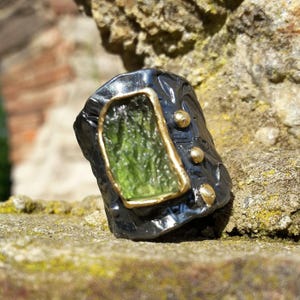 Handmade moldavite ring / Statement ring / Asymmetrical raw moldavite / Artisan moldavite ring / Meteorite jewelry / Sterling silver /