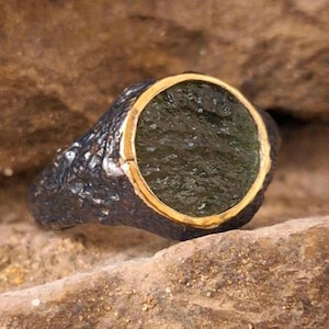 Handmade moldavite ring / Brutalist Moldavite Ring / Tektite in Oxidized Sterling Silver / Bold Unisex Statement Jewelry / Meteorite stone /
