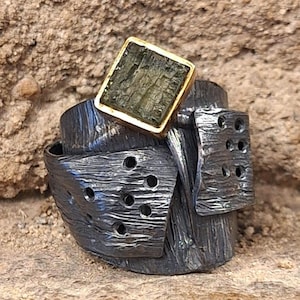 Handmade moldavite ring / Brutalist raw crystal ring / Modernist sterling silver oxidized with gold / Natural czech moldavite / Cosmic gem /