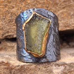 Handmade moldavite ring / Statement raw moldavite ring / Asymmetrical raw crystal ring / Oxidized silver rings / Natural czech moldavite /
