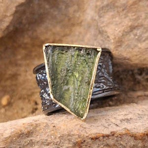 Handmade moldavite ring / Statement ring / Asymmetrical raw moldavite / Artisan moldavite ring / Meteorite jewelry / Sterling silver /