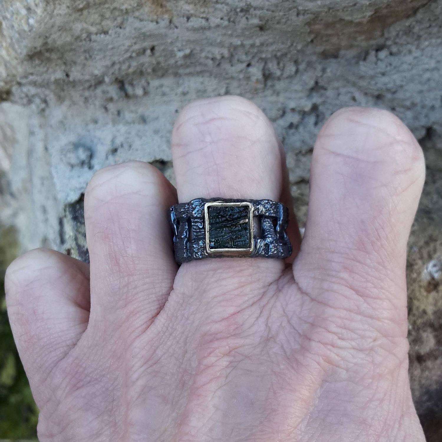 天然モルダバイトのメンズシルバーリング：隕石ブルータリストリング