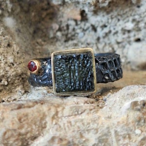Handmade moldavite ring / Brutalist ring / Raw Moldavite Ring / Square Moldavite Crystal / Sterling Silver / Natural Tektite Jewelry /