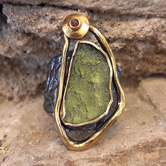 モルダバイト原石スターリングシルバーリング：非対称隕石ジュエリー