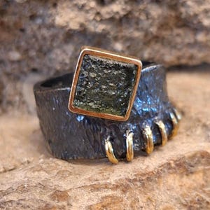 Handmade moldavite ring / Raw crystal ring / brutalist rings / Raw Moldavite Ring / Square Moldavite Crystal / Sterling Silver /