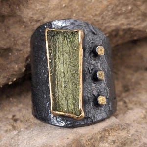 Handmade moldavite ring / Statement ring / Asymmetrical raw moldavite / Artisan moldavite ring / Meteorite jewelry / Sterling silver /