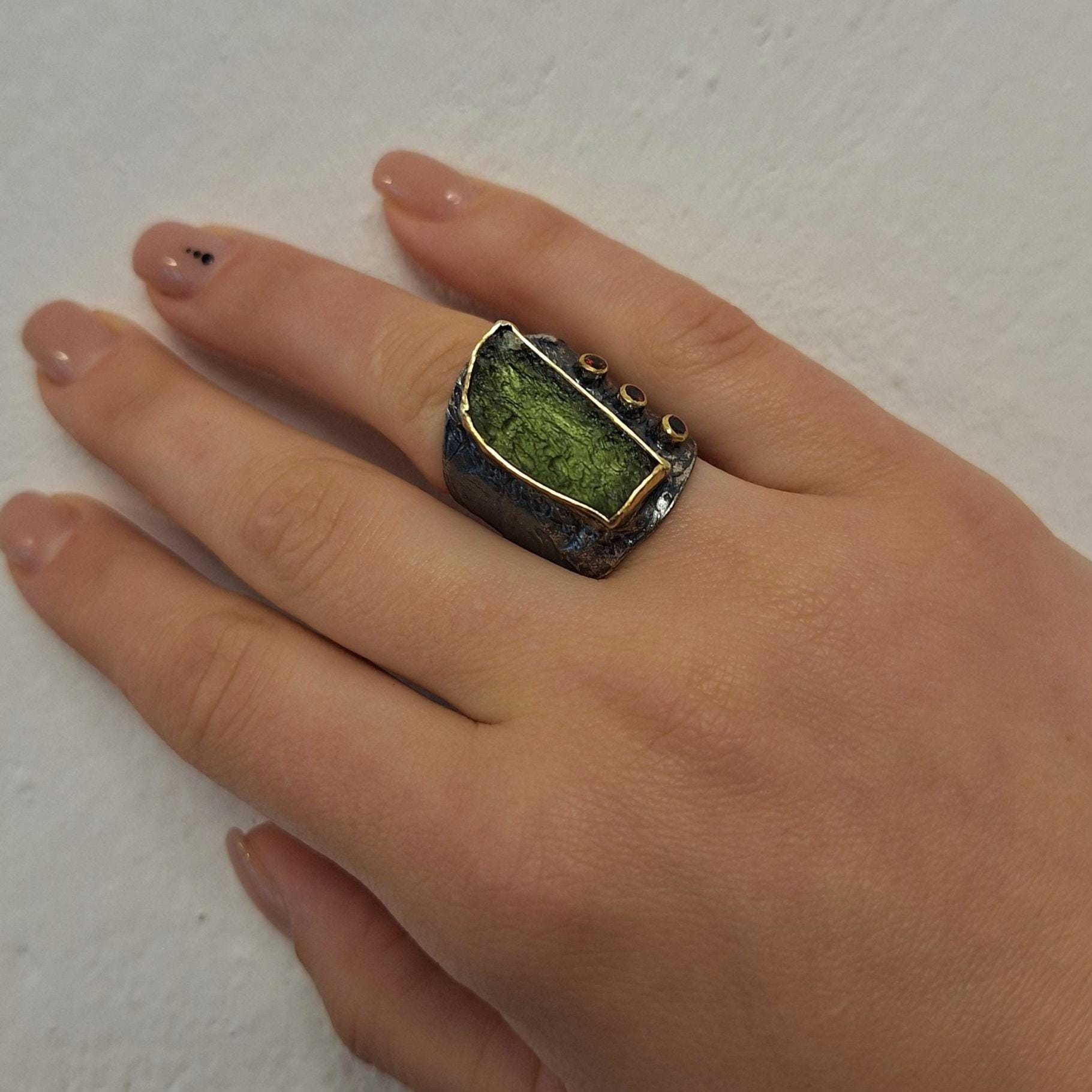 モルダバイト原石スターリングシルバーリング：非対称隕石ジュエリー