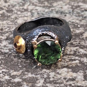 Handgemachter Moldavit Ring / Facettierter Runder Moldavit & Granat Ring / Sterling Silber / Schmuck mit kosmischer Energie /