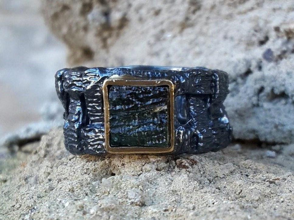 天然モルダバイトのメンズシルバーリング：隕石ブルータリストリング