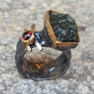 Handmade Raw Moldavite Ring / Asymmetrical Raw Crystal Tektite Jewelry / Silver Oxidized Moldavite Ring with Garnet / Statement brutalist  /