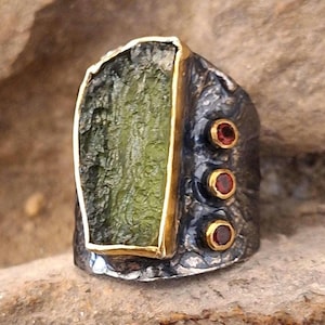 Handmade moldavite ring / Statement ring / Asymmetrical raw moldavite / Artisan moldavite ring / Meteorite jewelry / Sterling silver /