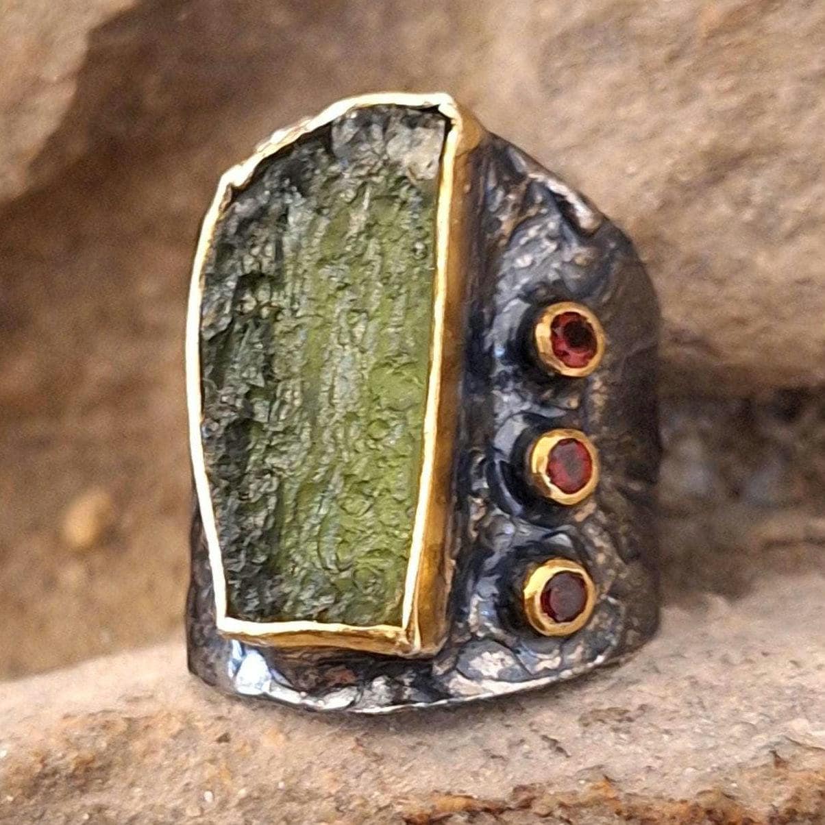 モルダバイト原石スターリングシルバーリング：非対称隕石ジュエリー