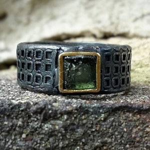 Anillos de moldavita hechos a mano para hombre / anillos brutalistas / joyas de moldavita / anillos para hombre /
