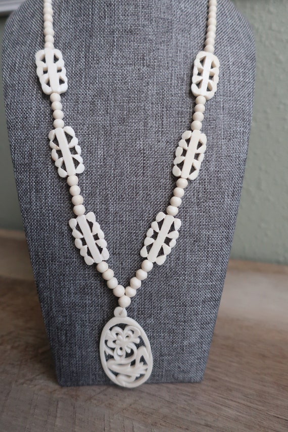 Collier Vintage Années 80/90 - Médaillon Et éléphants En Os De Bovin - Métal Argenté