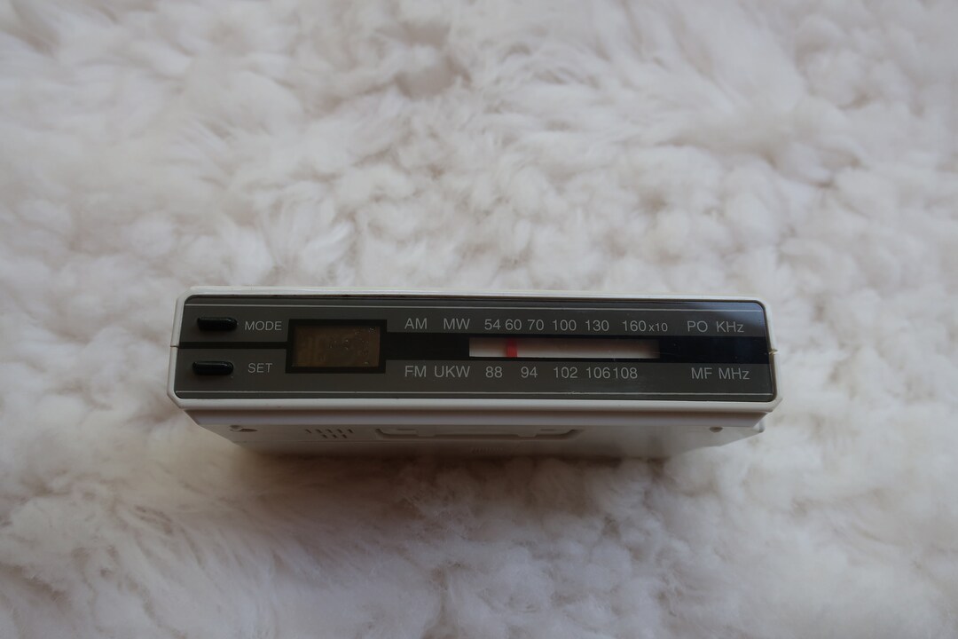 Vintage AM/FM Radio Alarm Clock Hi-bunsonic Works Flat Retro Design ...