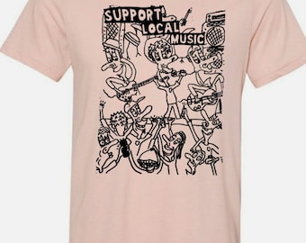 Op de afbeelding: Een roze T-shirt met een zwart-witte illustratie van een band die muziek maakt. De tekst "SUPPORT LOCAL MUSIC" staat op het T-shirt gedrukt.