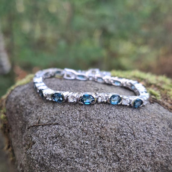 Bracciale Catena In Argento 925 Con Topazio Londra Blu Naturale, Ovale. Gioiello Elegante Per Donna.